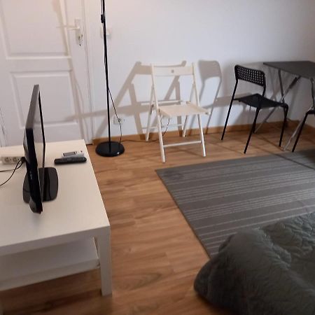 3 Hebergements - Au 1Er Etage 1 Appartement 2 Pieces Et Au 2Eme Etage Un Logement De 2 Chambres Louees Separement Avec Coin Cuisine Et Toilettes A Partager- Dans Pavillon Au Pied Du Rer B A 5 Minutes De Paris Et 30 Mn Stade De France Cachan Dış mekan fotoğraf
