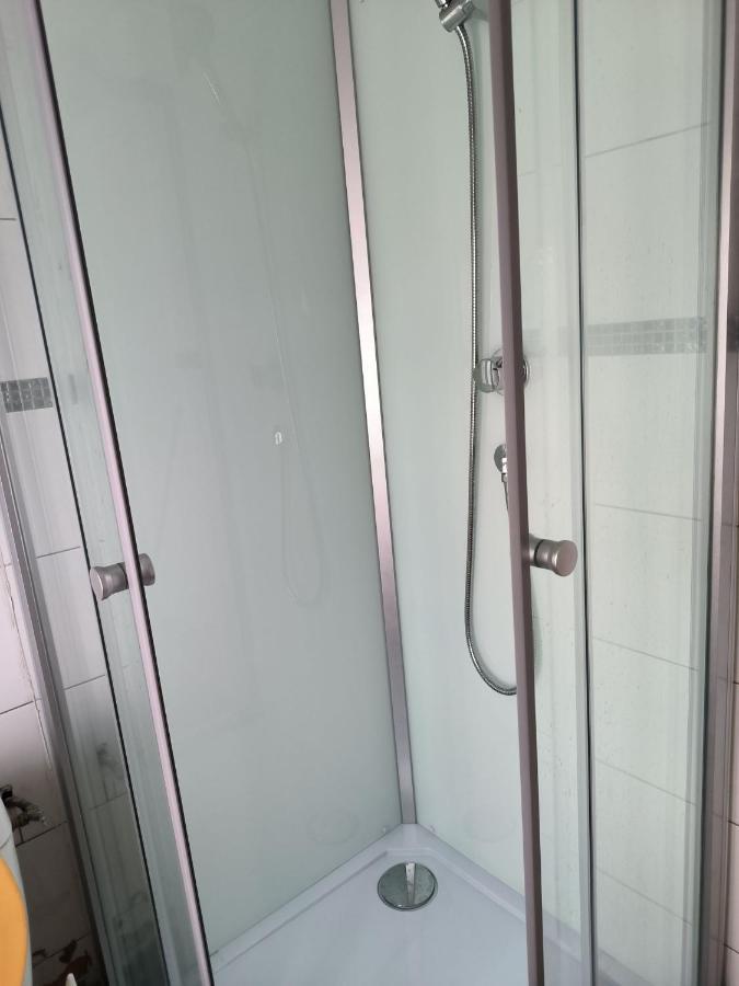 3 Hebergements - Au 1Er Etage 1 Appartement 2 Pieces Et Au 2Eme Etage Un Logement De 2 Chambres Louees Separement Avec Coin Cuisine Et Toilettes A Partager- Dans Pavillon Au Pied Du Rer B A 5 Minutes De Paris Et 30 Mn Stade De France Cachan Dış mekan fotoğraf