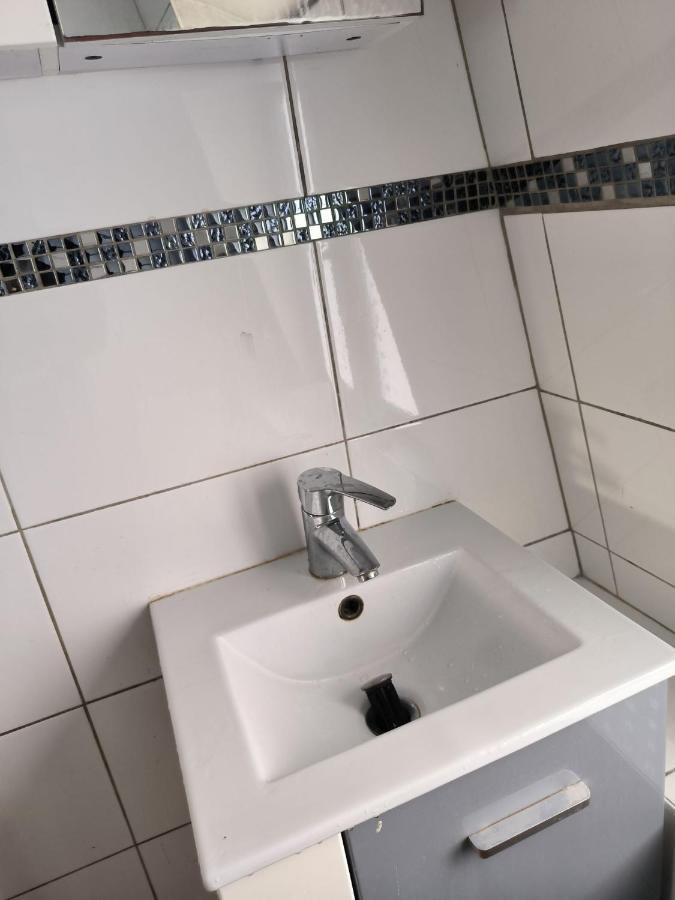 3 Hebergements - Au 1Er Etage 1 Appartement 2 Pieces Et Au 2Eme Etage Un Logement De 2 Chambres Louees Separement Avec Coin Cuisine Et Toilettes A Partager- Dans Pavillon Au Pied Du Rer B A 5 Minutes De Paris Et 30 Mn Stade De France Cachan Dış mekan fotoğraf