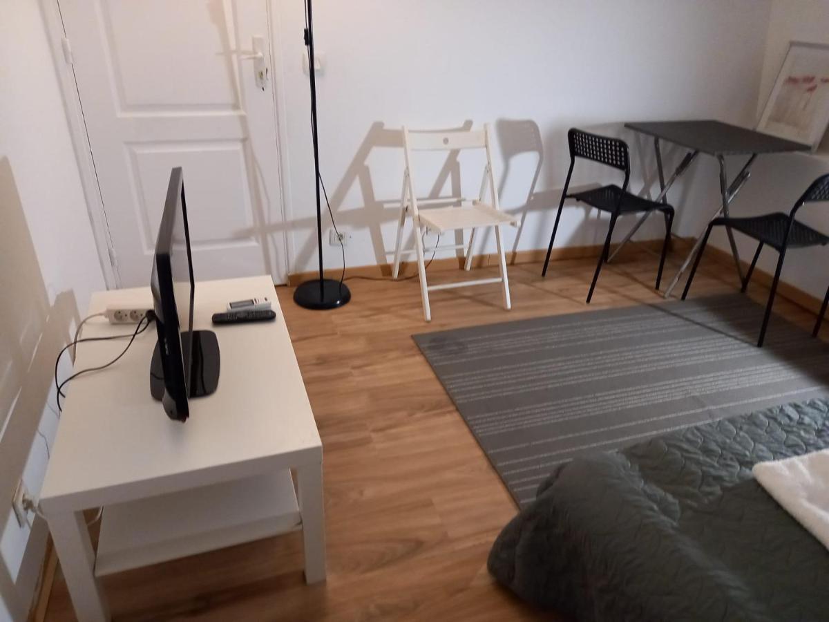 3 Hebergements - Au 1Er Etage 1 Appartement 2 Pieces Et Au 2Eme Etage Un Logement De 2 Chambres Louees Separement Avec Coin Cuisine Et Toilettes A Partager- Dans Pavillon Au Pied Du Rer B A 5 Minutes De Paris Et 30 Mn Stade De France Cachan Dış mekan fotoğraf